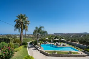 Anna  swimming pool area
