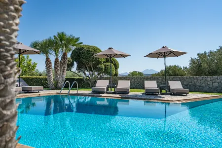  swimming pool and sunbeds