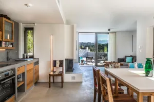 La Villa de luxe Blanche avec architecture moderne près de la mer