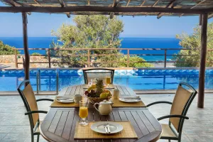 Vues idylliques sur la mer et le coucher du soleil à la Villa Lefkothea avec piscine privée près de la plage d'Elafonisi