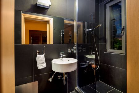  bathroom 