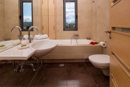  bathroom 