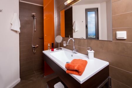  bathroom 