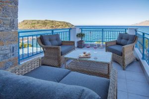 Seafront serenity villa Moments, only 100 meters from bars and taverns