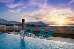 La Villa Rhéa de Style Minimal avec Vue Panoramique sur la baie de Souda