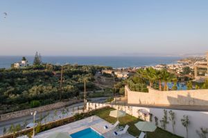 La Villa Attrayante Marjorie pour Famille et Amis dans Crétois Resort Stalos