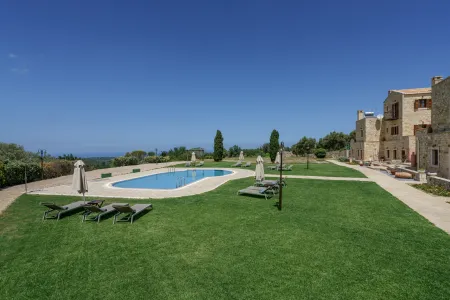  swimming pool and villa
