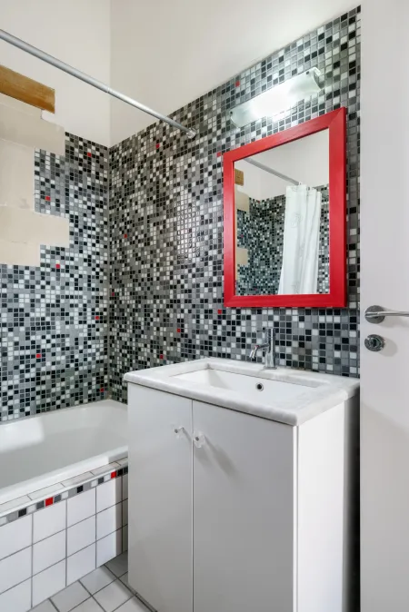  bathroom with bathtub