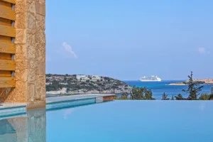 Piscine à débordement et à 170 m de la plage villas Olea