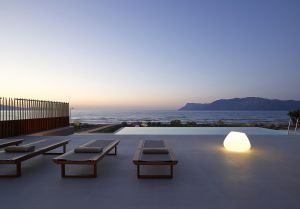 Contemporary Villa Votsalo, Private Heated Pool and Access to Beach, near Kissamos