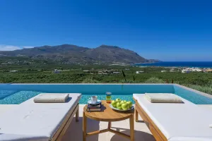 Villa de vacances Charisma, terrasse et piscine à débordement et un regard ininterrompu sur la baie de Kissamos
