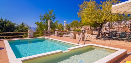 kastro villa pool