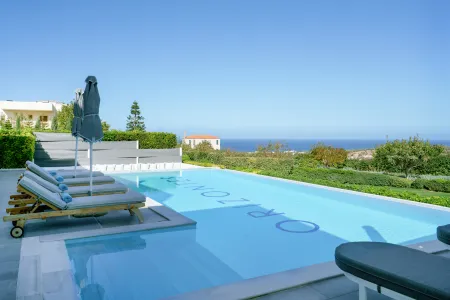  Pool with seaview