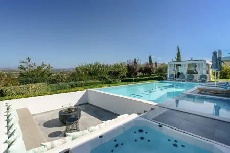  Hot Tub and Fire pit