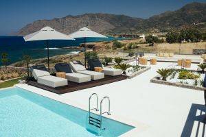 Wasserfront Property Yades Eine Villa, erdiges schickes Design mit freiem Meerblick