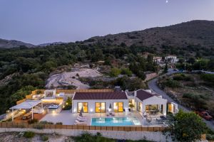 Villa à un étage White Harmony avec vue panoramique sur la piscine et espace convivial, à 30 minutes de La Canée