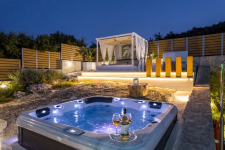  enjoy your wine in the jacuzzi
