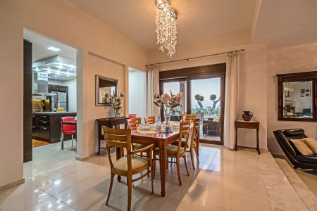  dining area balcony view