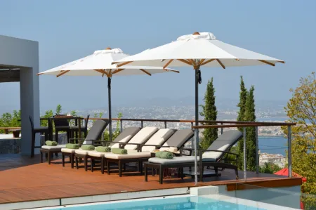  sunbeds umbrellas