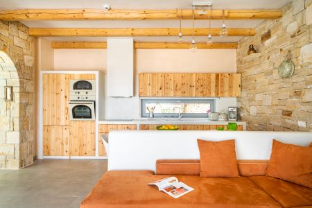  Kitchen & sitting area