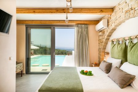  Double bedroom with pool view