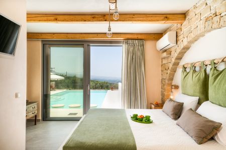  Double bedroom with pool view