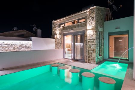  Bedroom with direct access to the pool