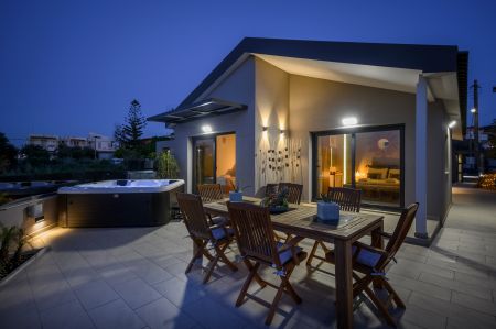  jacuzzi & dining table