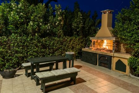  bbq area and table