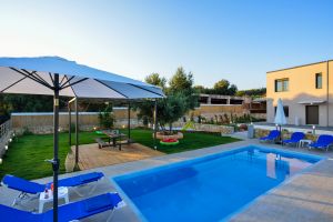 Neu erbaute Abelizia Villa, ein geräumiger Rückzugsort mit Blick auf die Berge und ultimativer Privatsphäre, 3 km von Chania entfernt