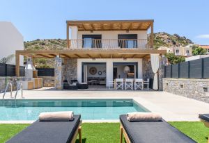 Chic & Calm Villa West, with Terrace, Pool & BBQ Area, near to the Beach and Sights 