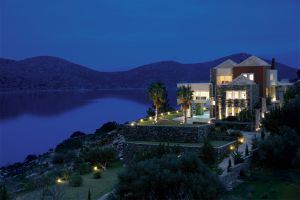 Extrem luxuriöser Villa-Jachthafen, exklusiver Hügelblick und ruhiger Meerblick, auf zwei Ebenen mit Pool