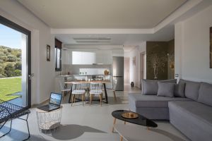 Villa Konstantinos de conception unique, terrain privé abrité, équipements ménagers complets, piscine et vues