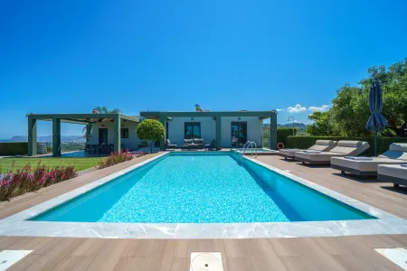  Pool and sunbeds