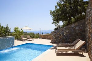 Villa Pléiades extrêmement luxueuse dans une destination chaude, équipements de l'hôtel et intimité, vue sur la piscine et l'océan
