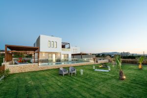 Villas jumelles pour événements de luxe, emplacement en bord de mer, coucher de soleil sur la piscine, plage et action