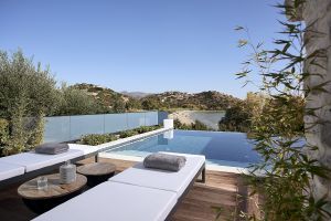 Villa de luxe minimaliste dans le sable de roche avec accès direct à la plage, si proche, mais si loin de la ville