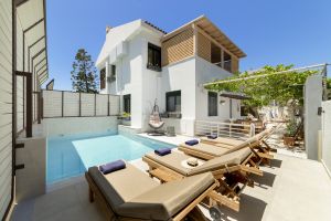 Rustikales Haus Weingut Krevatina, Gartenterrasse mit Pergola und Pool, kurzer Spaziergang vom Strand von Koutsouras