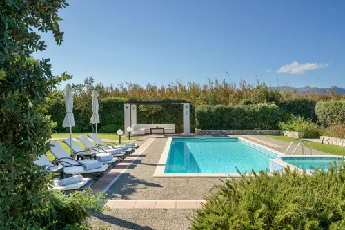  sunbeds with sofa area