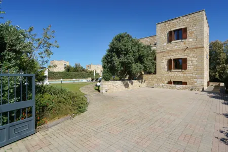  villa entrance /parking