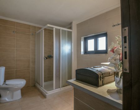  en suite bathroom