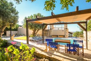Rustikale Land Archontiko Villa mit Blick Chillout Pool und Garten, über dem ikonischen Triopetra Strand