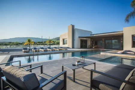  Pool seating