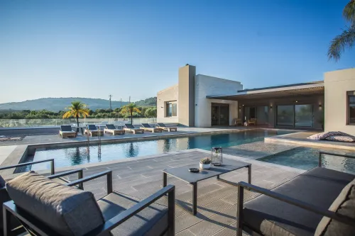  Pool seating
