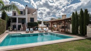 Elegante Einfachheit in der Antonia Blue Villa mit Pool und Garten in 4 km Entfernung von der Stadt