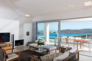 Eine trendige, voll ausgestattete Luxusferienvilla Amethyst mit Blick auf das Meer, nur wenige Gehminuten vom Strand entfernt.