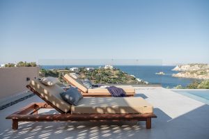 Voll ausgestattet für das perfekte Urlaubserlebnis bietet diese trendige neue Luxusvilla Kokomo Gaia einen Blick auf die wunderschöne Bucht von Lygaria.