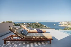 Entièrement équipée pour une expérience de vacances parfaite, cette nouvelle villa Kokomo Gaia de luxe à la mode surplombe la magnifique baie de Lygaria.