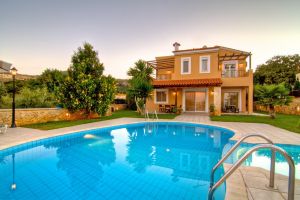 Cool on Top Elessa Villa with Private Pool & Garden Close to Swimming Bay & Rethymno