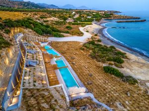 Die Salvia Luxury Collection Suites umfassen eine umweltfreundliche Villa mit zwei Schlafzimmern an der Küste Kretas, die komplett mit allen modernen Annehmlichkeiten ausgestattet ist.